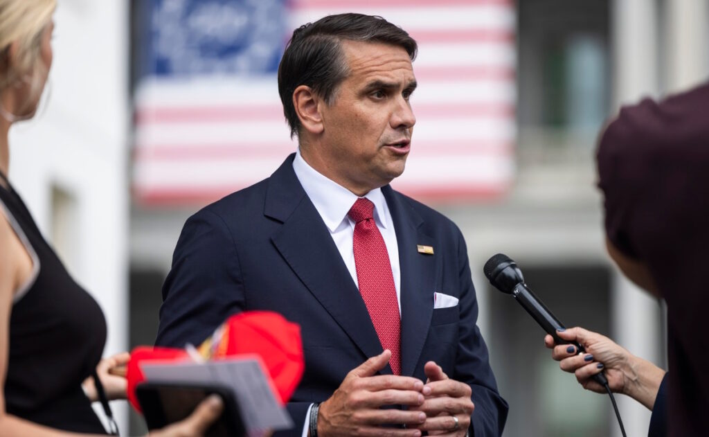 trump-oficializa-nominacion-de-todd-blanche-como-fiscal-general-de-estados-unidos-1-1024x631-1 Todd Blanche, de abogado defensor de Trump a fiscal general de EE.UU. - trump-oficializa-nominacion-de-todd-blanche-como-fiscal-general-de-estados-unidos-1-1024x631
