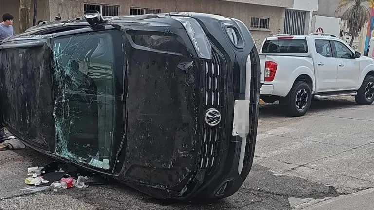 accidente-en-el-centro-de-los-mochis-volcadura-de-vehiculo-deja-heridos-1506d343-d19b3b5d-focus-0-0-1200-675