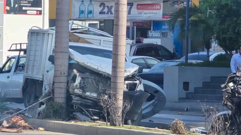 camioneta-pierde-el-control-y-derriba-poste-en-zona-dorada-de-mazatlan-b6258b69-focus-0-0-1200-675