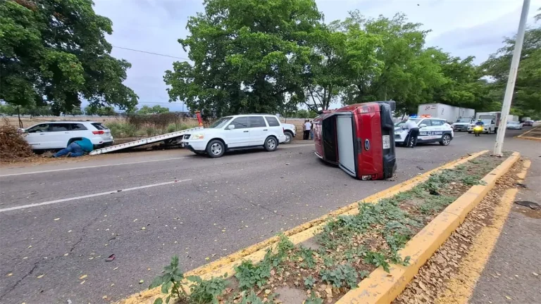 choque-y-volcadura-en-aguaruto-culiacan-causan-danos-materiales-e901d77c-focus-0-0-1200-675
