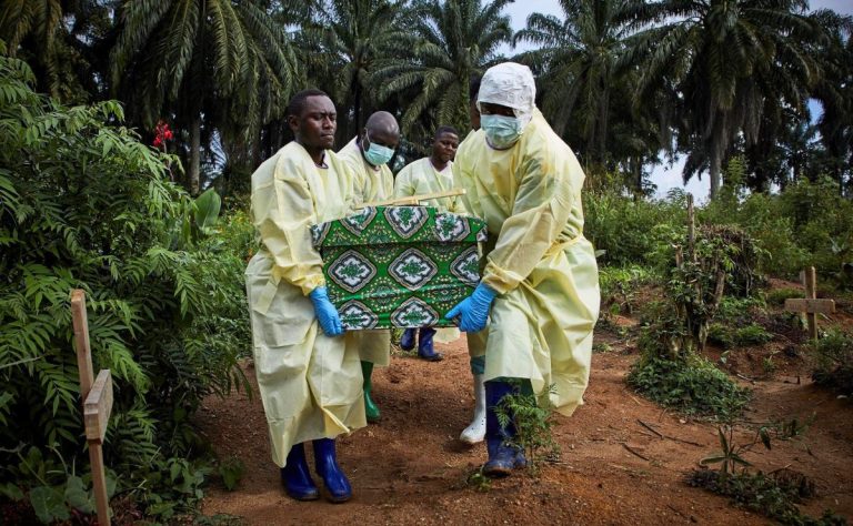 entierro-de-victima-de-ebola-en-rd-del-congo