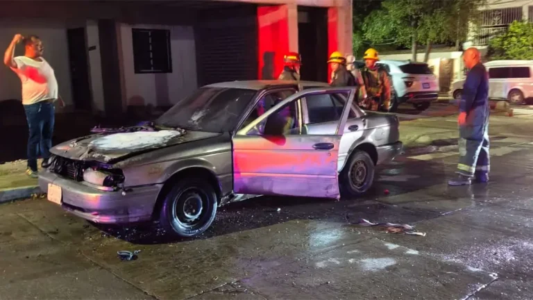 incendio-de-un-automovil-en-la-colonia-lombardo-toledano-de-culiacan-c2812a60-focus-0-0-1200-675