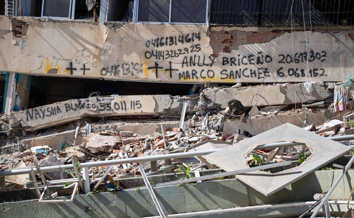 Venezuela eleva a 2 mil 645 la cifra de muertos por doble sismo - inmueble-en-venezuela-con-nombres-de-victimas-halladas-tras-doble-sismo