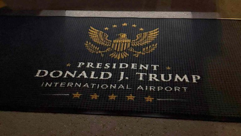 trump-celebra-que-el-aeropuerto-de-palm-beach-ahora-lleva-su-nombre
