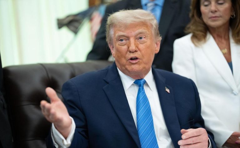 trump-se-disfraza-de-medico-para-atacar-a-famosos-con-ia