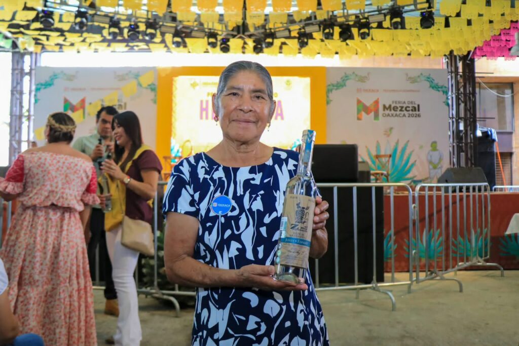 whatsapp-image-2026-07-29-at-54053-pm-1-1024x683-1 Presentan libro que rescata el legado de 44 maestras y maestros mezcaleros y reaviva el llamado para revisar el IEPS - whatsapp-image-2026-07-29-at-54053-pm-1-1024x683