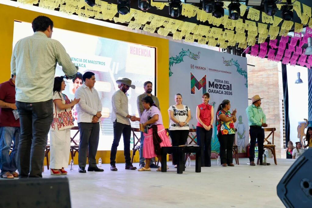 whatsapp-image-2026-07-29-at-54056-pm-5-1024x683-1 Presentan libro que rescata el legado de 44 maestras y maestros mezcaleros y reaviva el llamado para revisar el IEPS - whatsapp-image-2026-07-29-at-54056-pm-5-1024x683