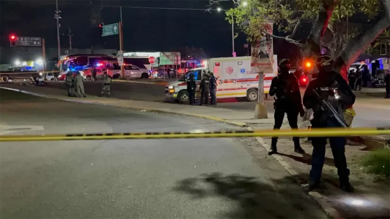 ataque-armado-en-mazatlan-deja-un-muerto-y-un-herido-frente-a-clinica-del-issste-643a622f-focus-0-0-1200-675