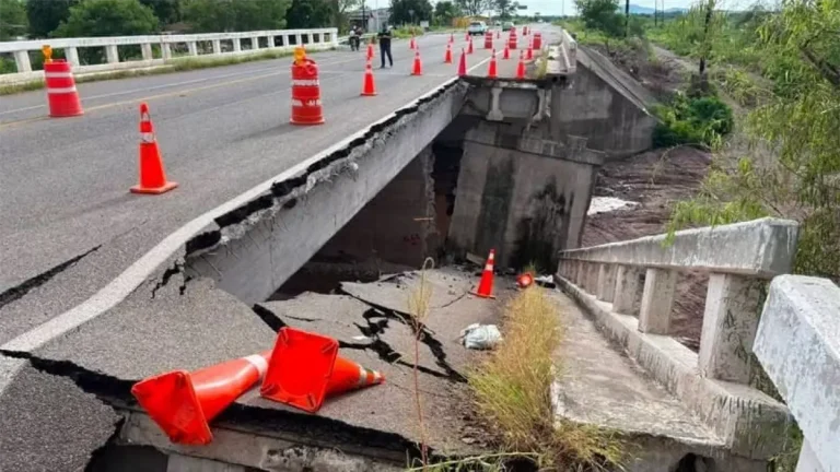 colapsa-parte-del-puente-alemania-en-mocorito-debido-a-lluvias-intensas-ef115855-d891df37-focus-min0-02-0-23-1200-675