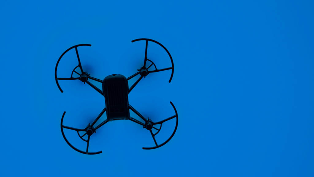 Japón va por impulsar su industria militar; abordará "nuevas formas de combate" con IA - dron-drones