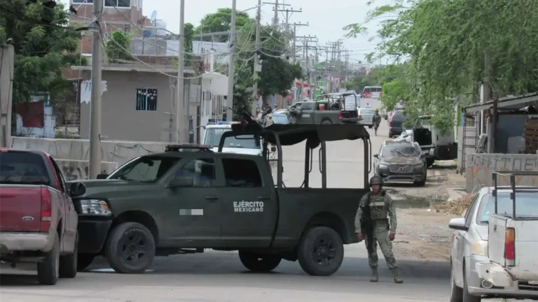 fgr-y-ejercito-realizan-cateo-en-mazatlan-y-aseguran-tres-camionetas-fe21bc9c-focus-0-0-1200-675