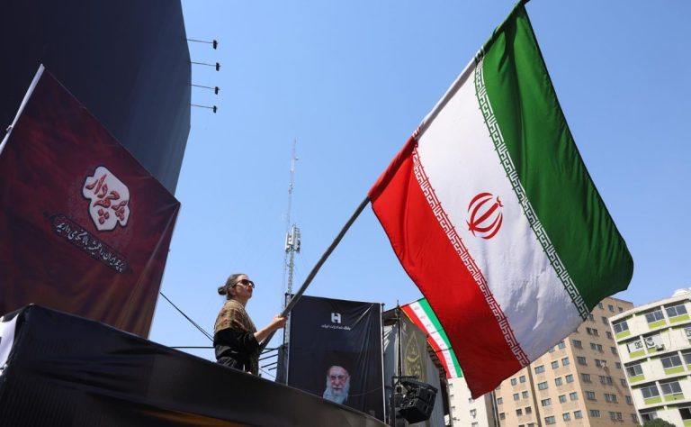 irani-ondea-una-bandera-nacional-en-teheran