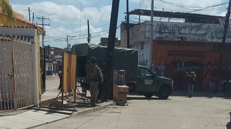 militares-realizan-decomiso-de-maquinas-tragamonedas-en-mazatlan-38c053d3-focus-0-0-1200-675