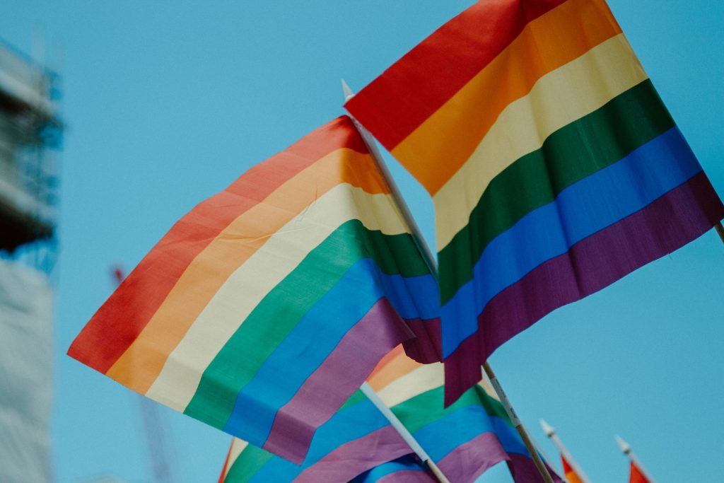 Trump elimina normas que protegían a alumnos LGTBI de discriminación sexual - bandera-gay-1024x683