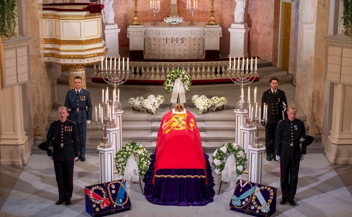 Haakon VIII jura la Constitución y cientos de noruegos dan último adiós al rey Harald V - capilla-ardiente-del-rey-harald-v