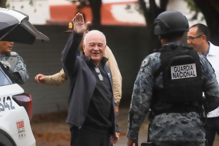 ernesto-ruffo-sostiene-su-inocencia-tras-dejar-del-altiplano-donde-charlo-con-exgobernadores-1
