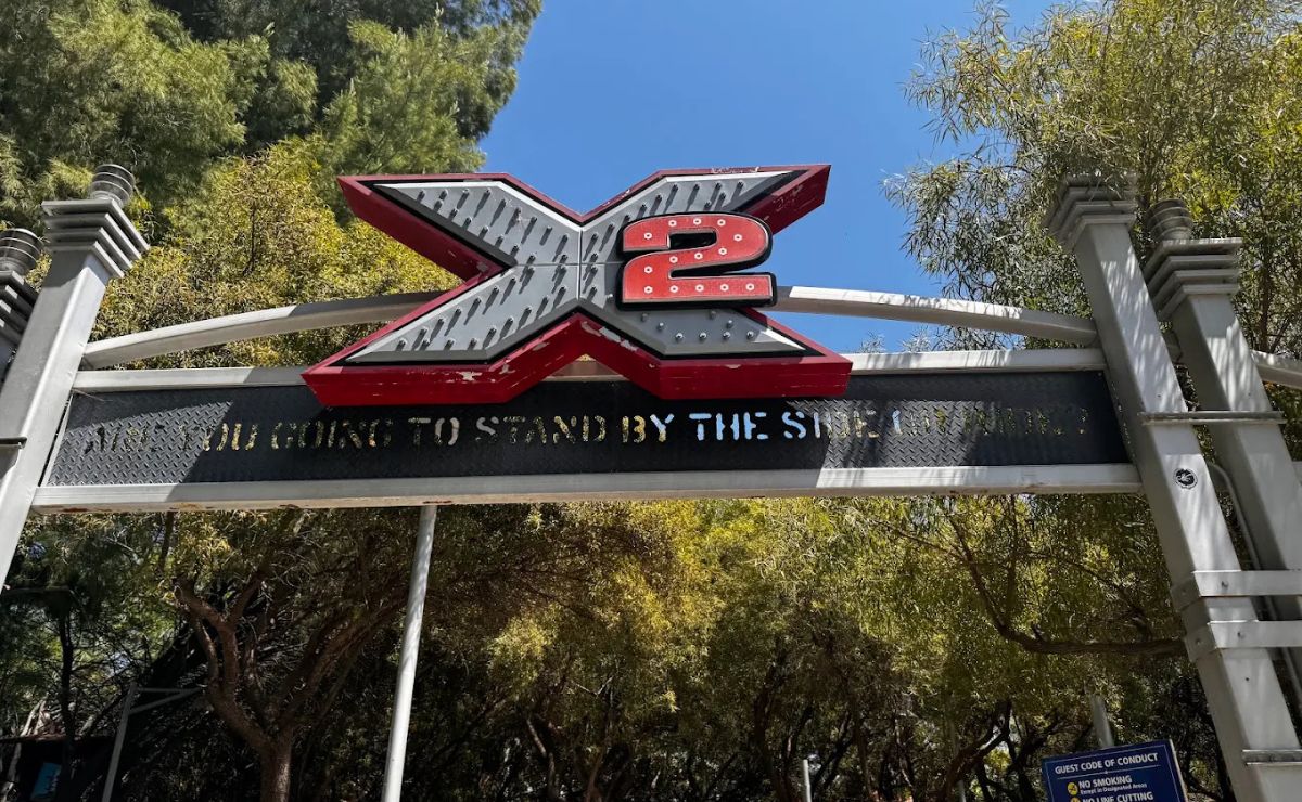 Más de 100 personas demandan a Six Flags por lesiones cerebrales en montaña rusa - ingreso-a-la-montana-rusa-x2-de-six-flags-en-california