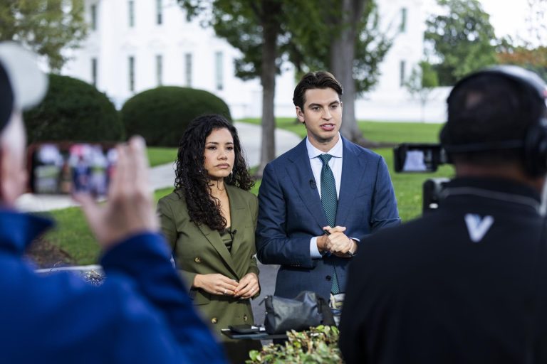 juez-frena-veto-de-trump-y-periodistas-regresan-a-la-casa-blanca