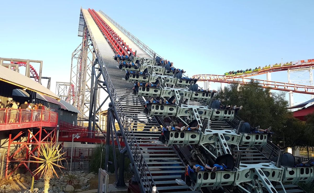 Más de 100 personas demandan a Six Flags por lesiones cerebrales en montaña rusa - la-montana-rusa-x2-de-six-flags-tiene-un-diseno-4d