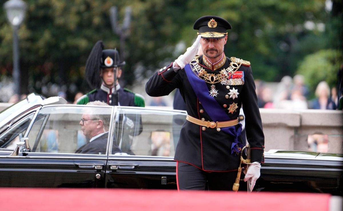 Haakon VIII jura la Constitución y cientos de noruegos dan último adiós al rey Harald V - llegada-del-rey-haakon-viii-al-storting