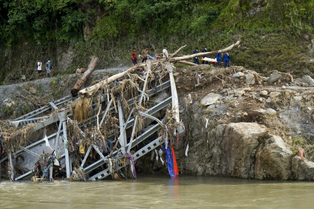 Nepal mantiene las búsquedas 11 días después de la riada tras nuevos rescates con vida - nepal-riada-26ago26-2-1024x683