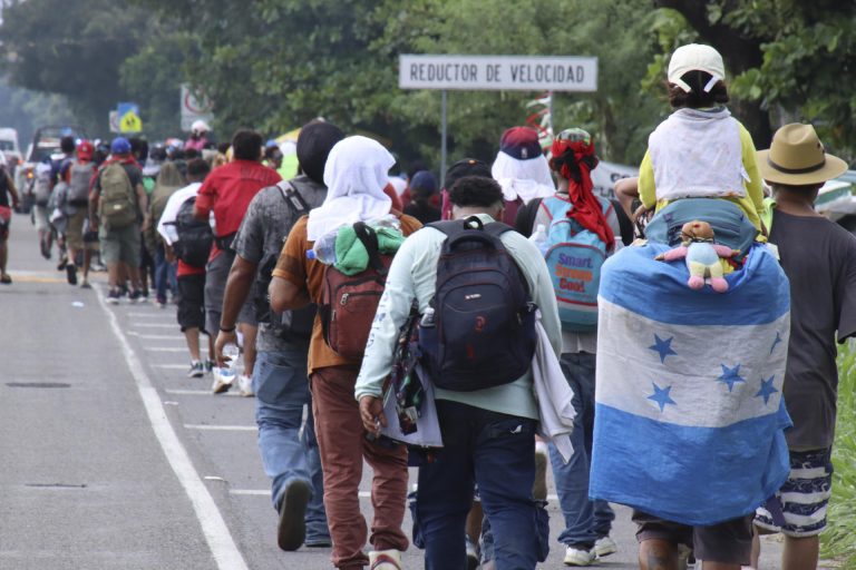 ni-la-lluvia-frena-caravana-de-mas-de-600-migrantes-quienes-son-y-hacia-donde-van-1