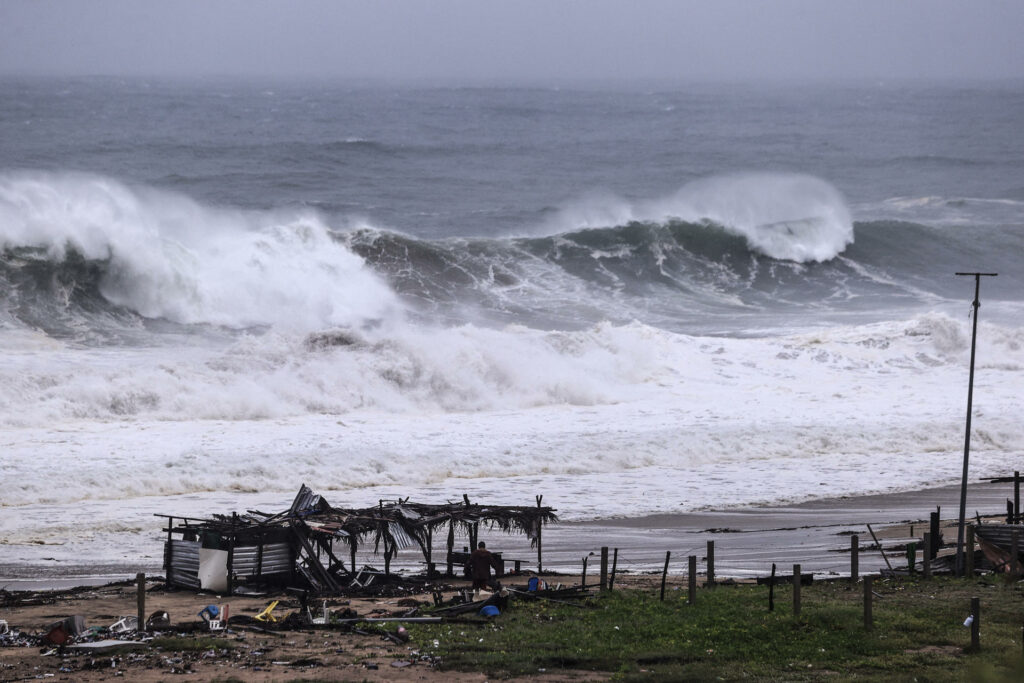 Huracán 'Polo' a punto de tocar tierra en BCS; prevén lluvias torrenciales - no-salgan-hasta-que-pase-el-huracan-bcs-espera-el-impacto-de-polo-sin-playas-navegacion-ni-movilidad-1024x683
