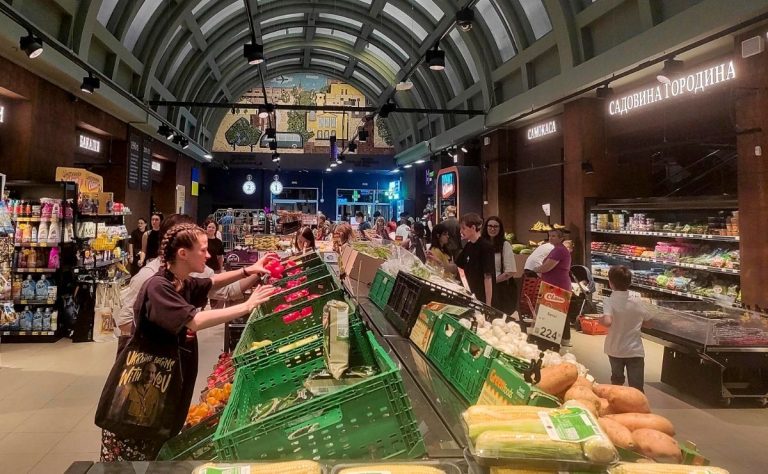 personas-compran-en-supermercado-en-ucrania