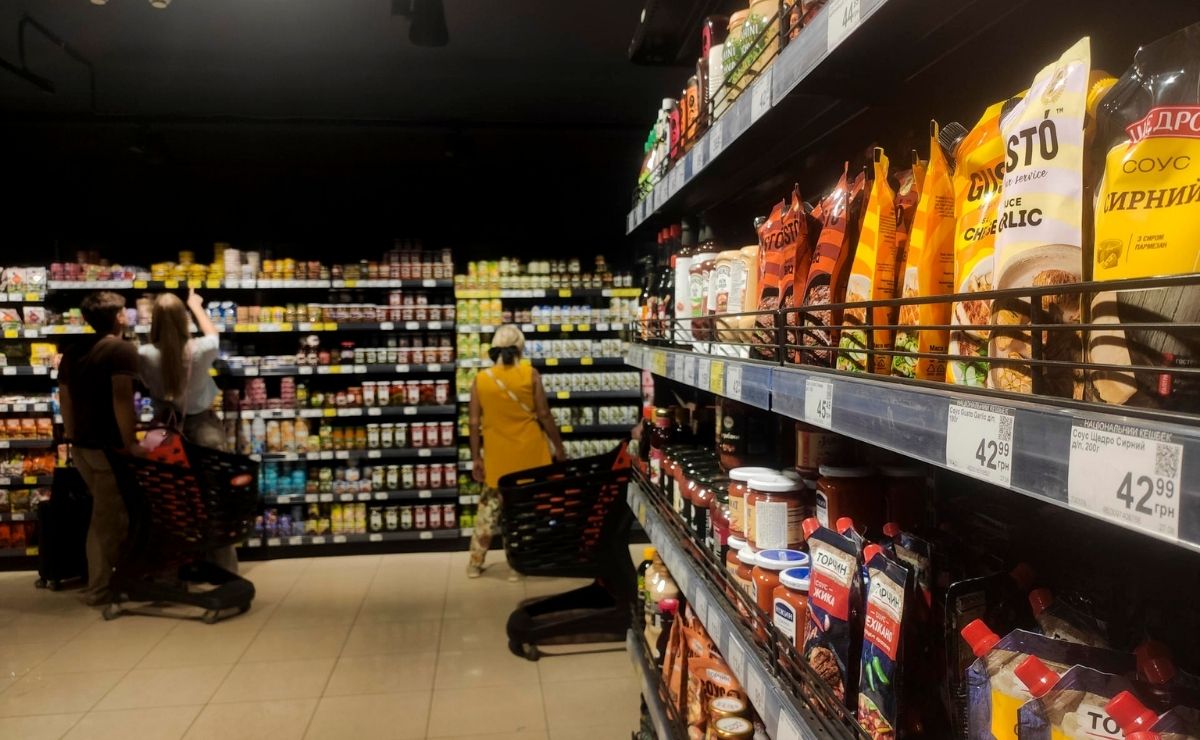 Ucrania recomienda a la población hacer acopio de agua y comida ante ataques rusos - supermercado-en-ucrania