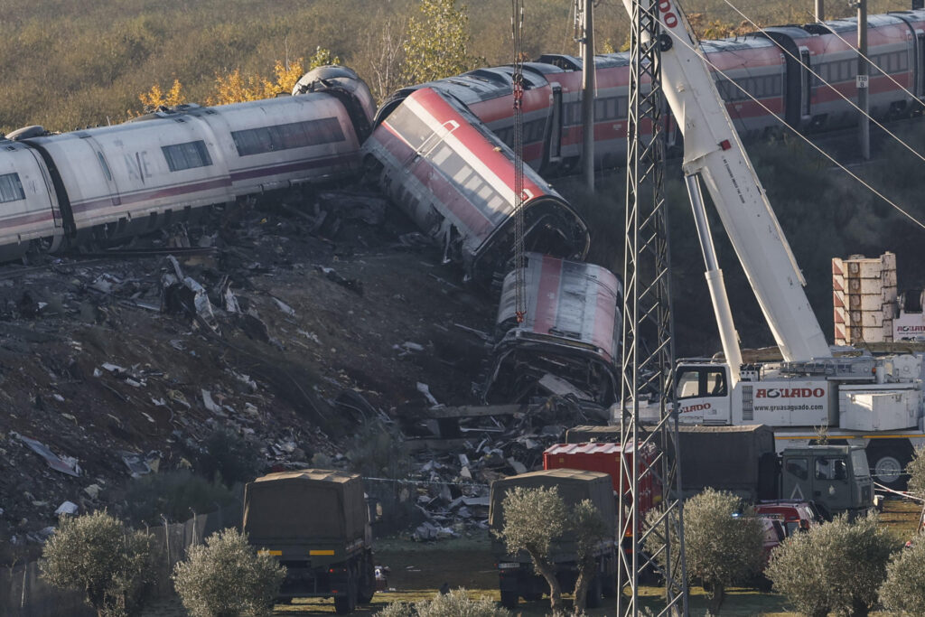 Pedro Sánchez promete esclarecer las causas del accidente ferroviario en España que dejó 69 muertos - 71f0a3d72e893de2f23349591c5f2d4c43084f71w-1024x683