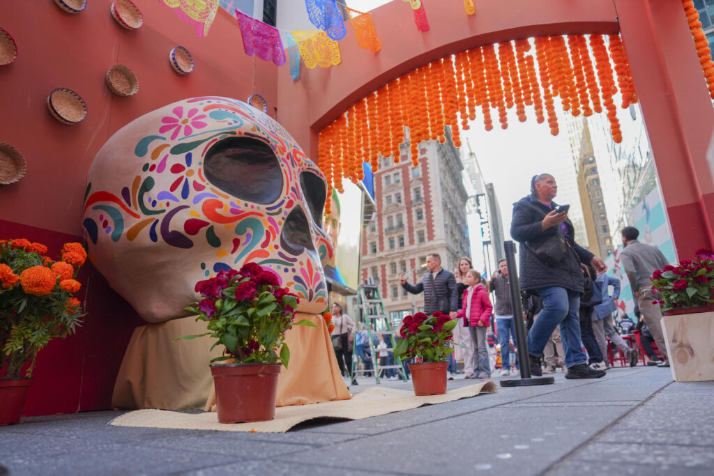 9daa73732dab8cada6e31e63d023e76d785755c5w-1024x683-1 Catrinas y altar a los muertos en el popular Times Square en Nueva York - 9daa73732dab8cada6e31e63d023e76d785755c5w-1024x683