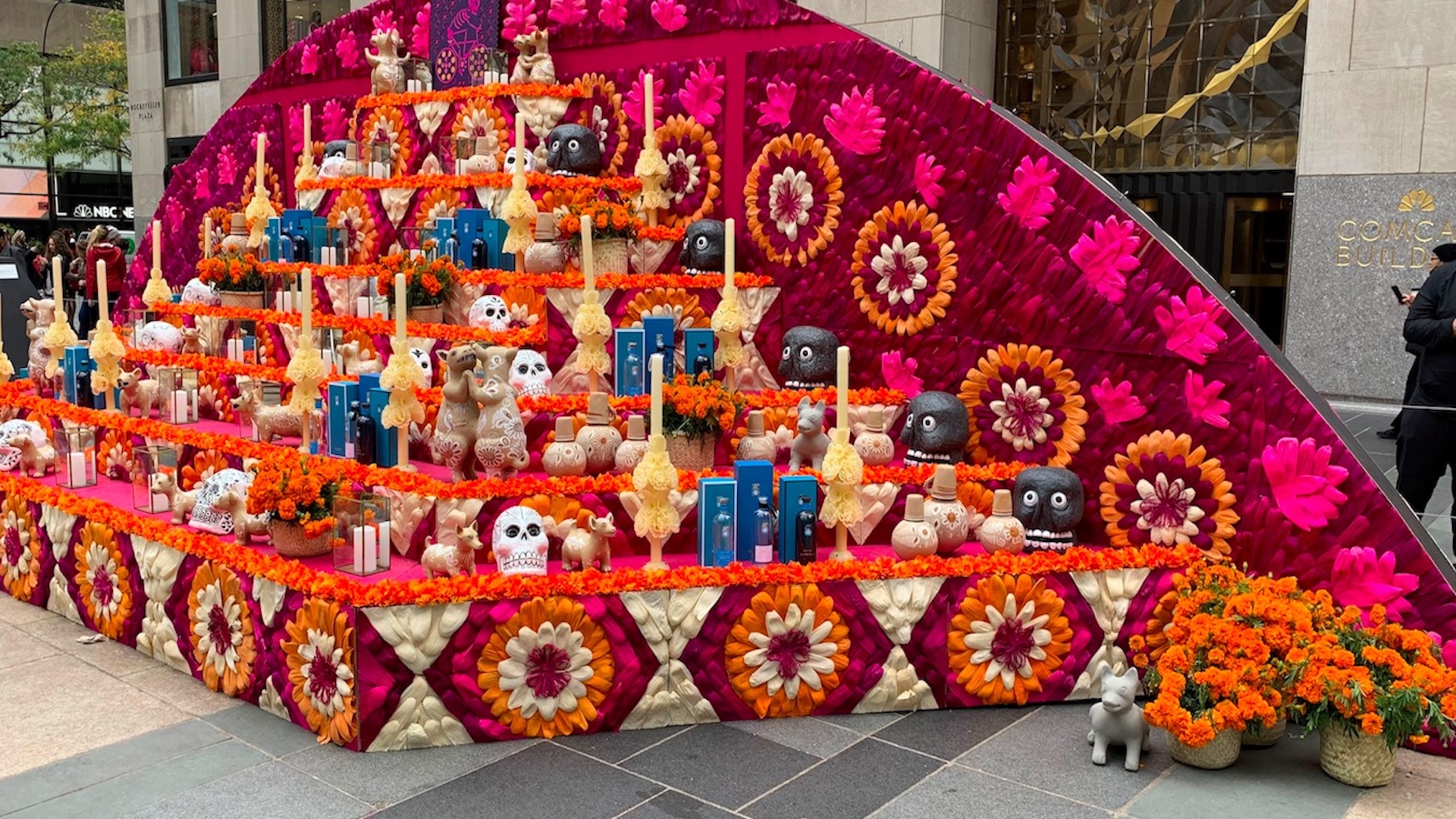 Día de Muertos 2026: ¿cuándo se pone la ofrenda? - altar-de-muertos-en-el-rockefeller-center