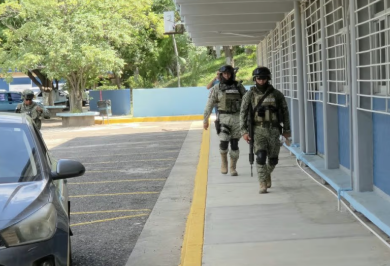 amenazas-por-whatsapp-obligan-a-evacuar-la-escuela-normal-de-sinaloa-en-culiacan-1024x697-1