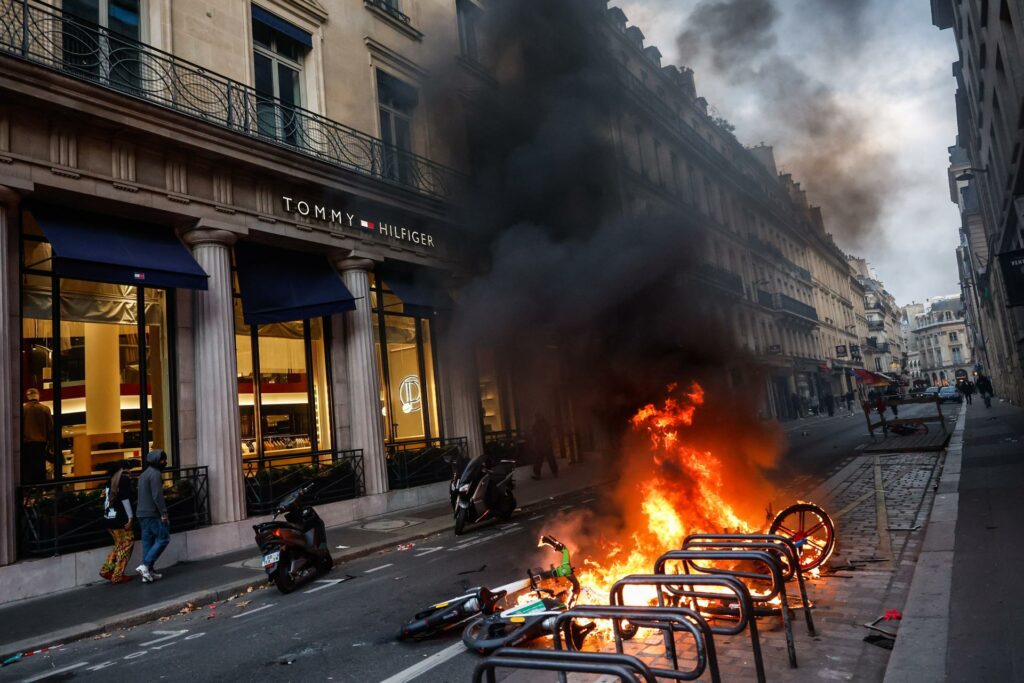 Protestas masivas en Francia degeneran en destrozos y saqueos en jornada de gran violencia - b23d0d487adf573c128351a27aa408d610414ecaw-1024x683