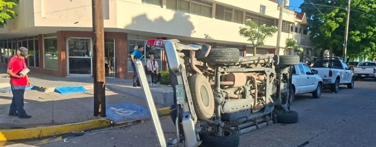camioneta-volcada-tras-accidente-en-el-sector-centro-de-los-mochis-8f6c9f16-focus-0-0-1200-675