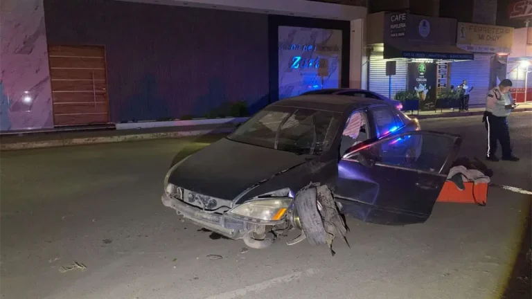 conductor-ebrio-derriba-luminaria-tras-accidente-en-bulevar-de-guasave-2fbb17be-focus-0-0-1200-675