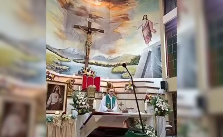 cruz-cae-y-mata-a-sacerdote-en-ecuador