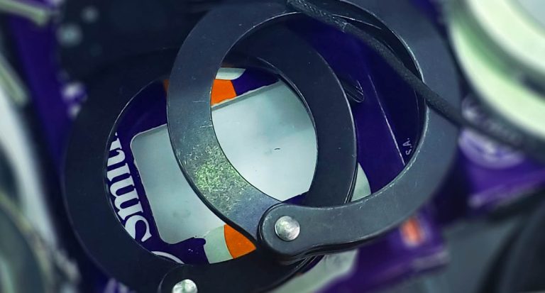 detenido-detencion-esposas-arresto-2