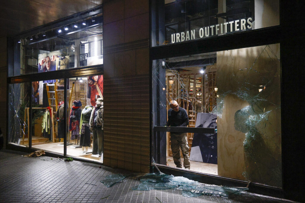 Disturbios en Barcelona dejan 100 detenidos y 14 comercios saqueados - disturbios-en-barcelona-dejan-100-detenidos-y-14-comercios-saqueados-2-1024x683