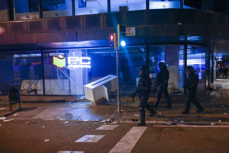 disturbios-en-barcelona-dejan-100-detenidos-y-14-comercios-saqueados