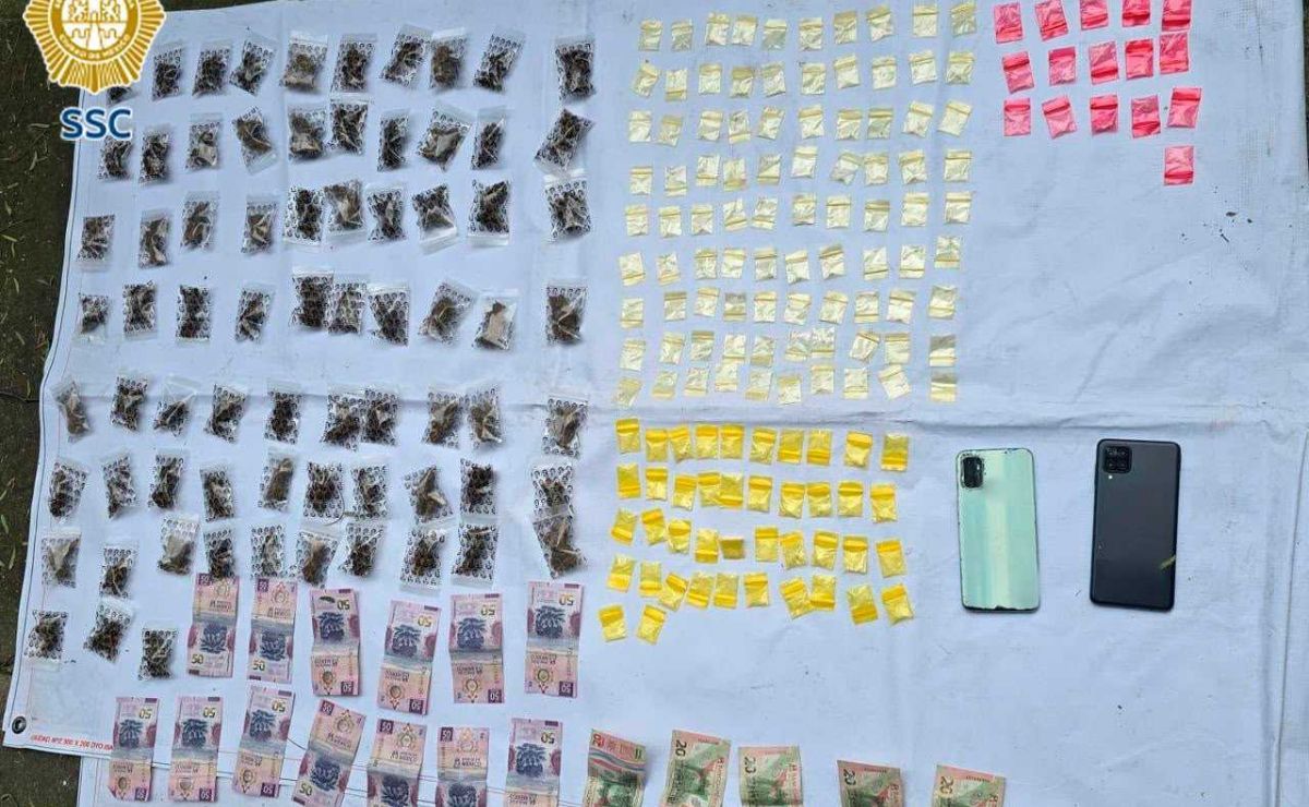 droga-dinero-en-efectivo-y-celulares-asegurados-a-presuntos-narcomenudistas-en-iztacalco Detienen en CDMX a dos sujetos en posesión de 221 paquetes de droga - droga-dinero-en-efectivo-y-celulares-asegurados-a-presuntos-narcomenudistas-en-iztacalco