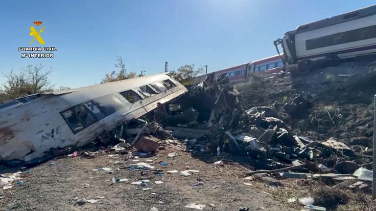 elevan-a-74-los-fallecidos-por-el-accidente-ferroviario-en-espana-sigue-pendiente-el-balance-de-heridos