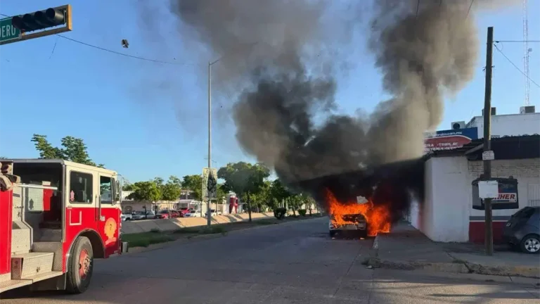 incendio-de-vagoneta-en-dren-juarez-de-los-mochis-conductora-logra-escapar-ef553826-focus-0-0-1200-675