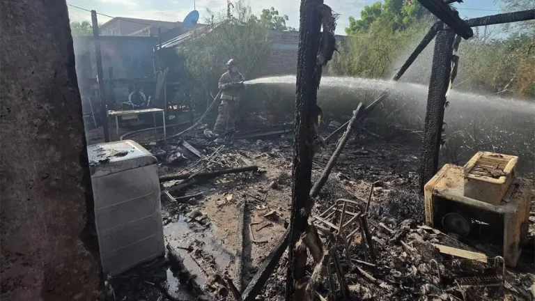 incendio-devasta-vivienda-de-familia-en-juan-jose-rios-14a1a426-focus-0-0-1200-675