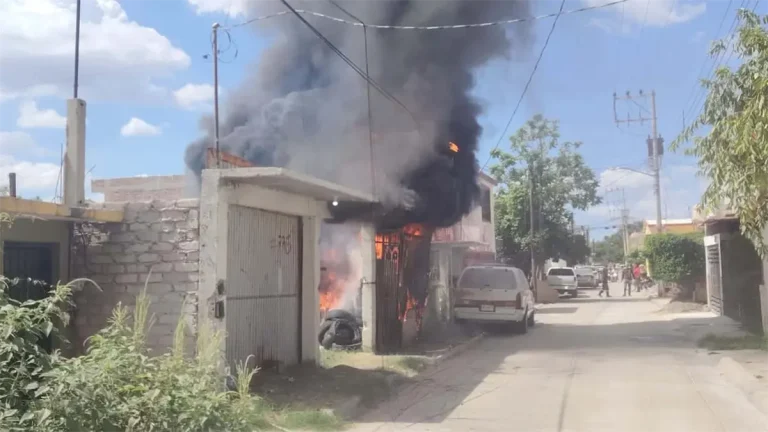 incendio-en-casa-abandonada-consume-llantas-y-dana-vagoneta-en-los-mochis-5a347992-focus-0-0-1200-675