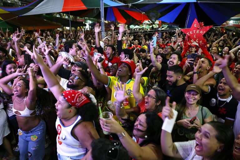 lula-retoma-la-delantera-con-5014-de-los-votos-a-la-mitad-del-escrutinio-en-brasil