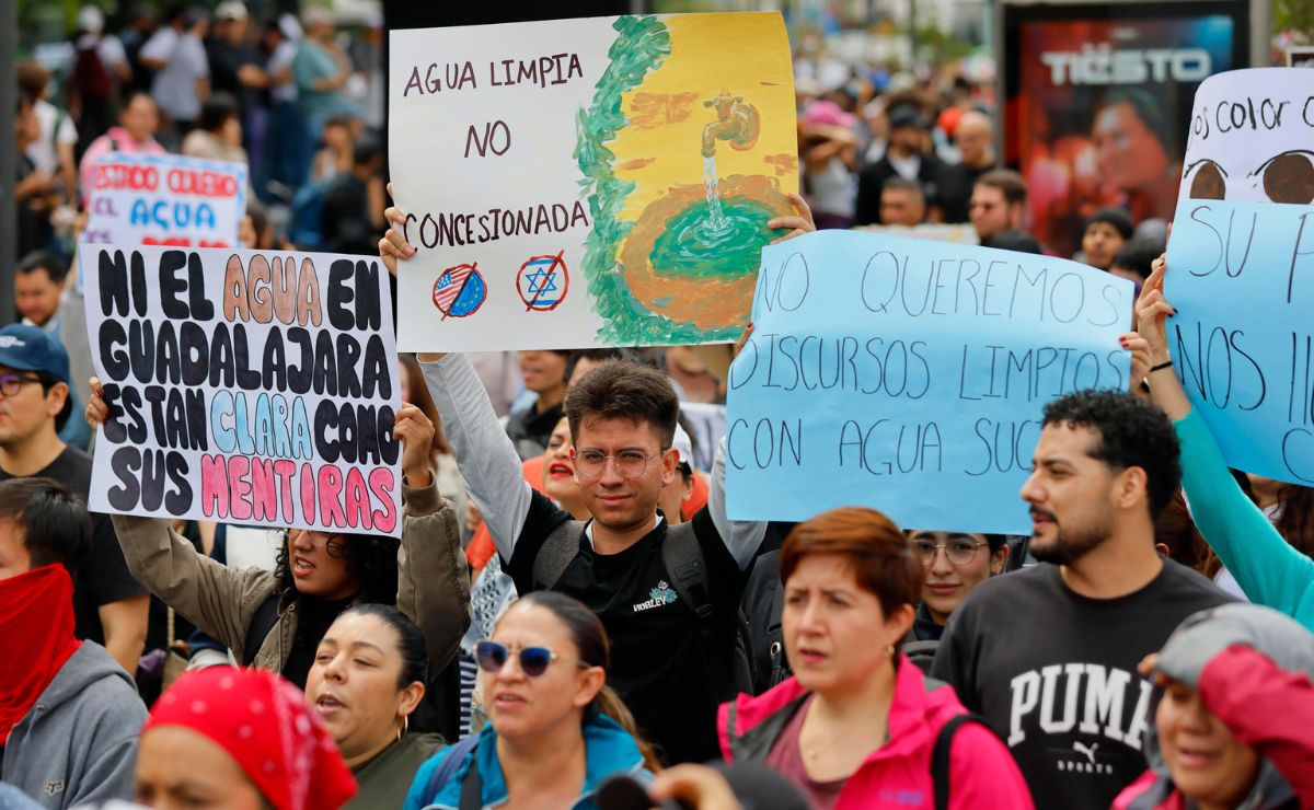 "Fue un día difícil para Jalisco": Pablo Lemus se pronuncia sobre manifestación por agua contaminada - manifestacion-contra-el-agua-contaminada-en-guadalajara-jalisco
