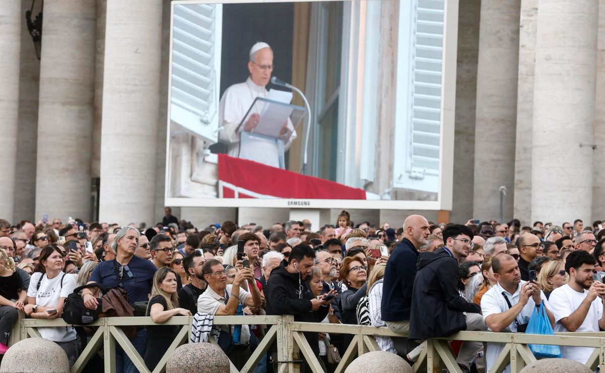 Papa León XIV reaparece en la misa dominical tras cirugía pulmonar - rezo-del-angelus-del-papa-leon-xiv-tras-cirugia-pulmonar