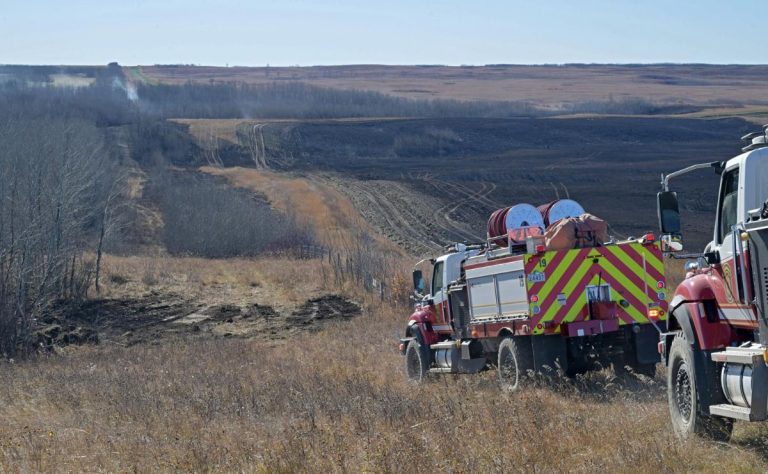 servicios-de-emergencia-de-canada-en-extincion-de-incendio-en-base-militar
