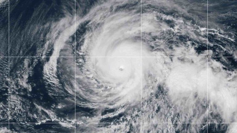 suspenden-actividades-no-esenciales-en-cuatro-estados-por-huracan-simon-categoria-4-1